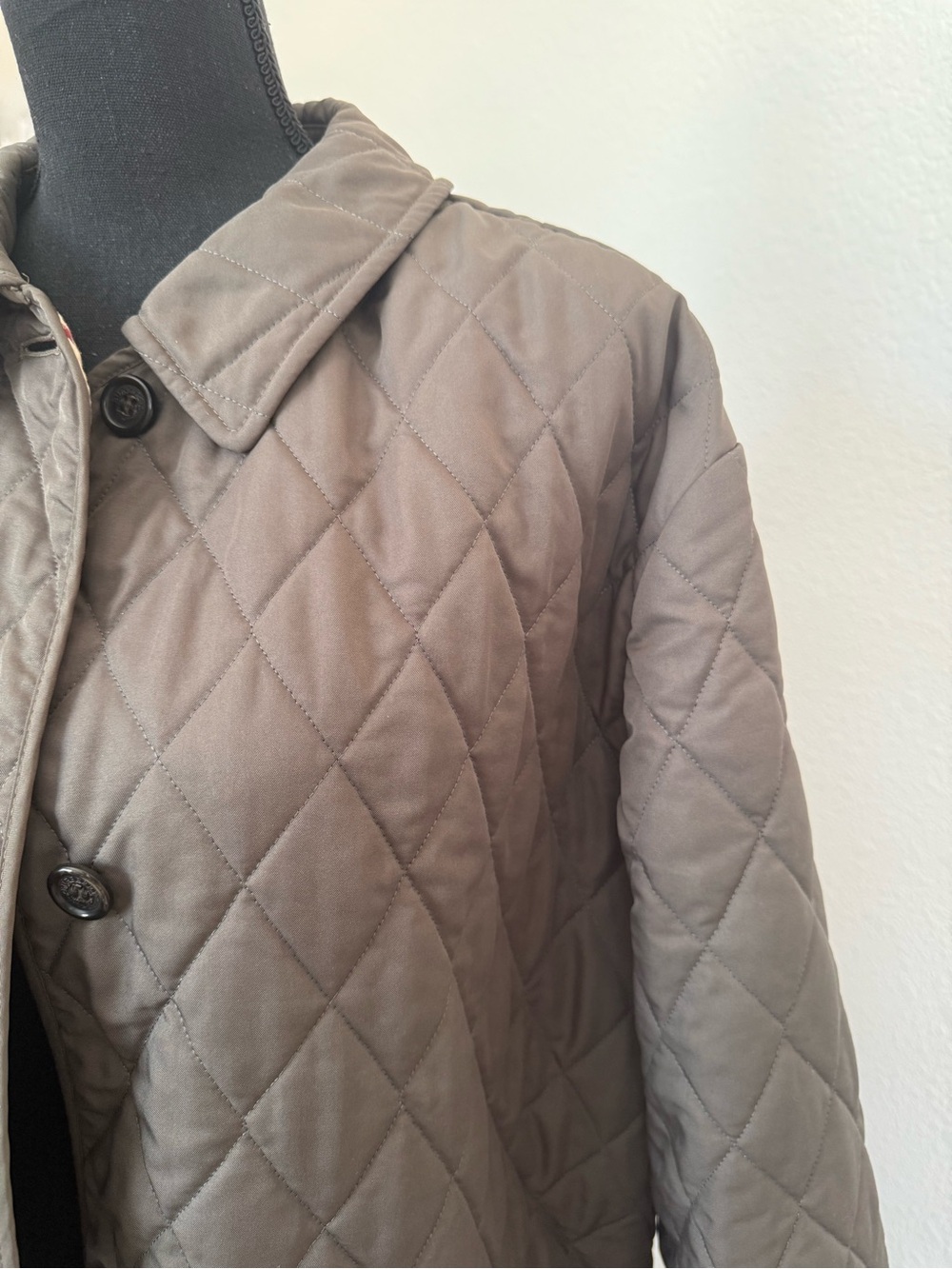 Burberry Women's Quilted Barn Jacket in Olive Green - Picture 6 of 16